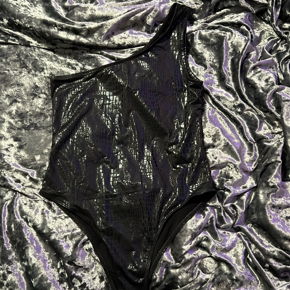 Crock design one shoulder bodysuit. Size Small.